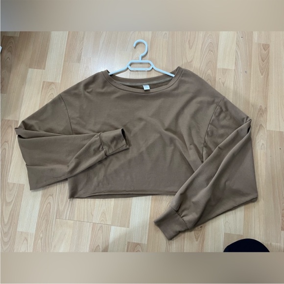 NEW without tags.  Long sleeve crop  . Brown . Size medium. - Picture 6 of 7